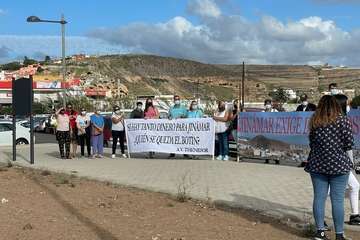 Un grupo de vecinos de Jinámar protesta en El Cubillo para exigir más atención para las familias vulnerables/TA.